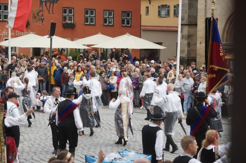 Der Zug durch die historische Altstadt